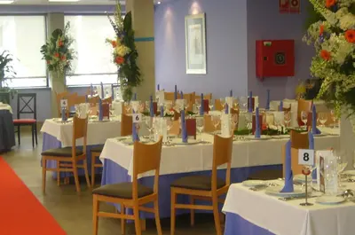 Un restaurante o sitio para comer en Hotel Alfinden