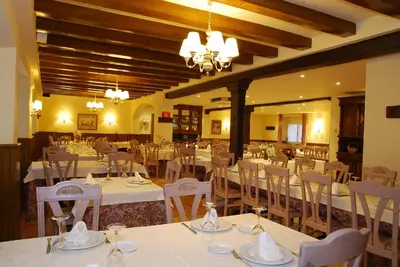 Un restaurante o sitio para comer en Hotel Rural Loizu