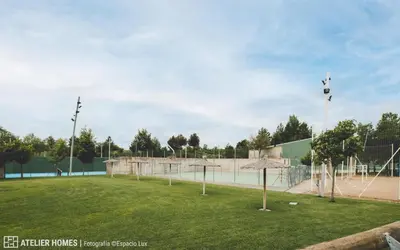 Instalaciones para jugar a tenis o squash en Las Margas Vistas Golf o alrededores