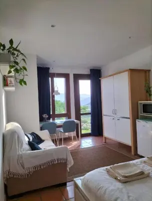 Una cocina o zona de cocina en Eguzkilore Larunbe apartamento