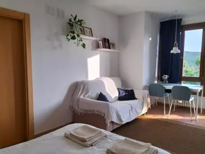 Cama o camas de una habitación en Eguzkilore Larunbe apartamento