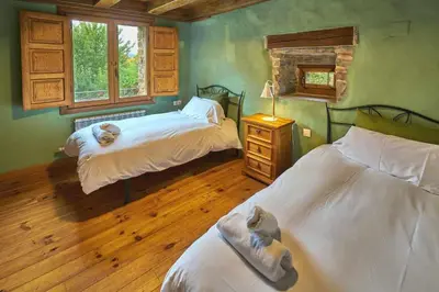 Cama o camas de una habitación en Casa Pirineos (ambos apartamentos)