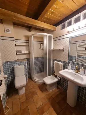 Un baño de Chalet 4d en Panticosa en urbanización con piscina y padel