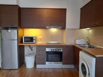 Una cocina o zona de cocina en Con encanto, buena ubicación, confort y parking - Aüt 2