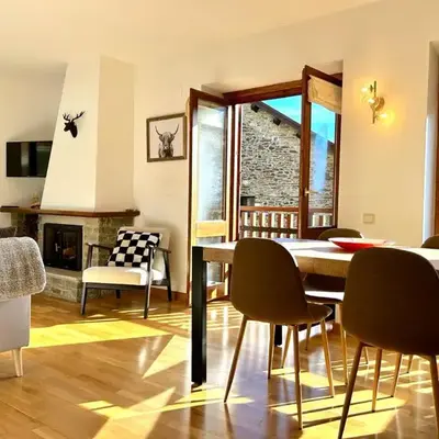 Apartament amb llar de foc i balcó amb vistes de la vall by RURAL D'ÀNEU