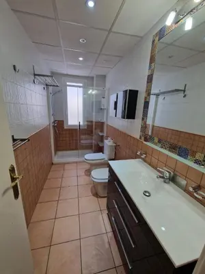 Un baño de Gran piso en el centro de Huesca