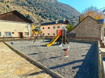 Zona de juegos infantil en Apartament amb una terrassa única by RURAL D'ANEU