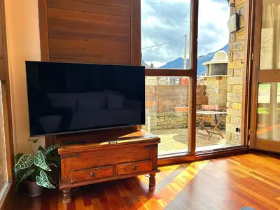 Una televisión o centro de entretenimiento en Apartament amb una terrassa única by RURAL D'ANEU