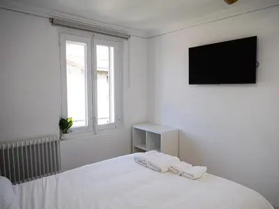 Una televisión o centro de entretenimiento en Precioso ático con vistas en el centro de Pamplona