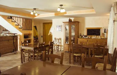 El salón o zona de bar de Casa Rural Sierra Vicor