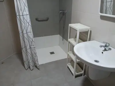 Un baño de APARTAMENTOS ANDORRA en TERUEL