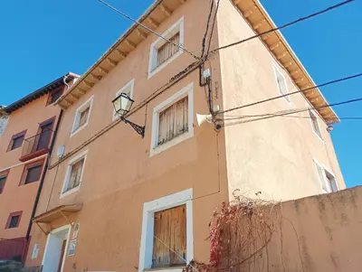 Edificio en el que se encuentra el hostal o pensión