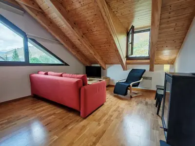Zona de estar de Chimenea y cocina moderna, encanto rústico con confort - Aüt 3