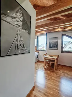 Zona de estar de Chimenea y cocina moderna, encanto rústico con confort - Aüt 3