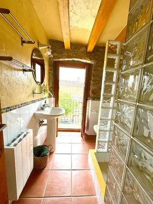 Un baño de Cal Capdevila Apartaments