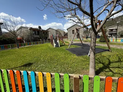 Zona de juegos infantil en APARTAMENTOS RioMonte 4