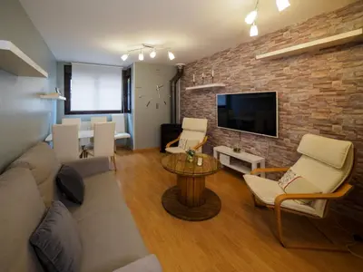 Una televisión o centro de entretenimiento en El Capricho en Aínsa