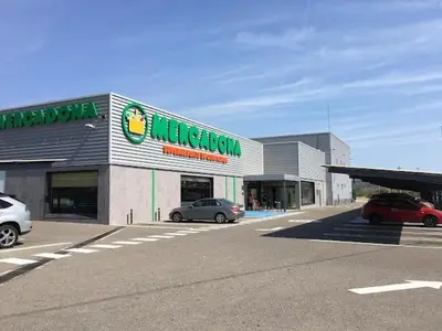 Supermercado u otro tipo de tienda en el apartamento o alrededores