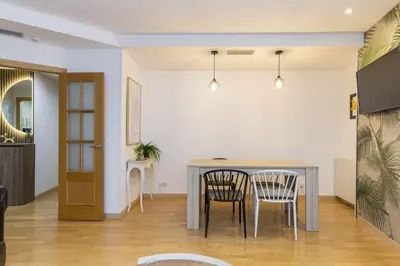 Una televisión o centro de entretenimiento en Apartamento familiar independiente junto al Pilar - Alfonso Suites