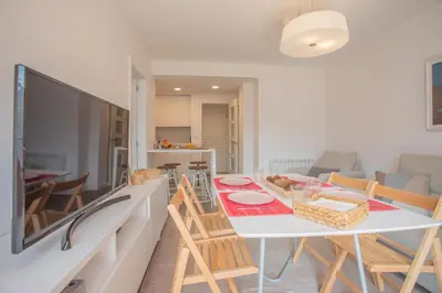 Una televisión o centro de entretenimiento en Collado, terraza con vistas y garaje - Arafita Apartamentos