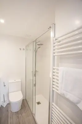 Un baño de Collado, terraza con vistas y garaje - Arafita Apartamentos