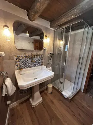 Un baño de Casa Rústica y Chic con Chimenea y Vistas Panorámicas de La Vall de Boí