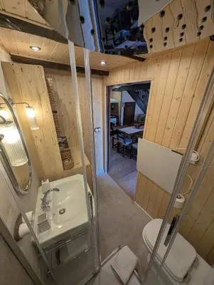 Un baño de Casa Rústica y Chic con Chimenea y Vistas Panorámicas de La Vall de Boí