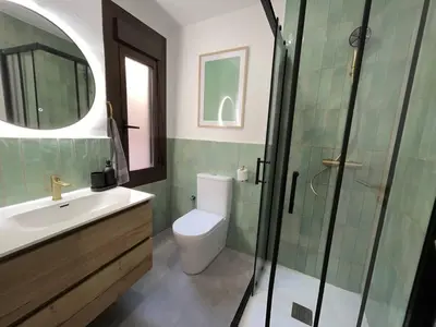 Un baño de Casa Urriés histórico y parking