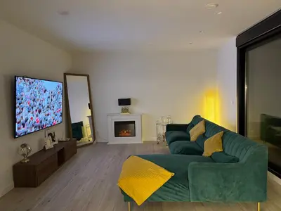 Una televisión o centro de entretenimiento en San Fermín centro