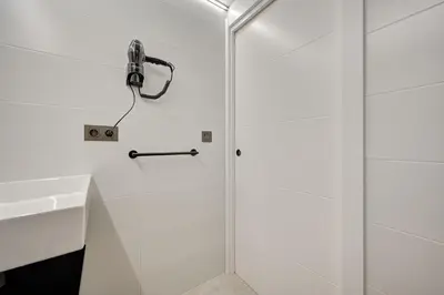 Un baño de Apartamentos la Colmena by Clabao