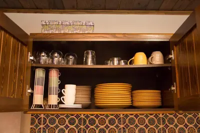 Utensilios para hacer té y café en Rails del Temple