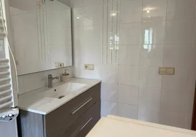 Un baño de CAL SERÈ, casa grande con jardín en entorno natural