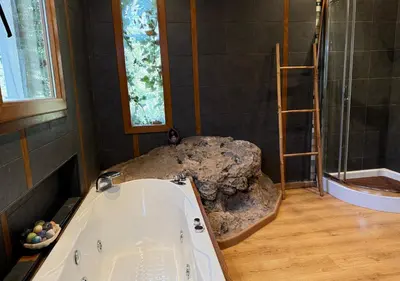 Un baño de CAL SERÈ, casa grande con jardín en entorno natural