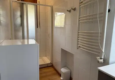 Un baño de CAL SERÈ, casa grande con jardín en entorno natural