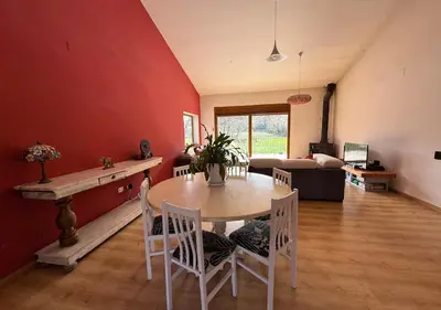Zona de estar de CAL SERÈ, casa grande con jardín en entorno natural