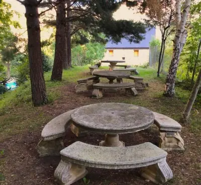 Jardín al aire libre en La Terraza de Escarrilla, con piscina