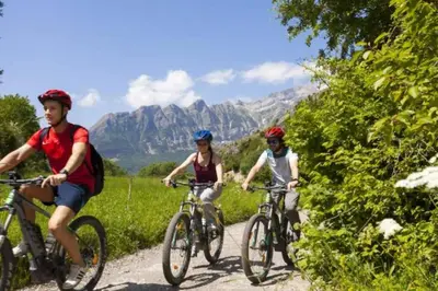Montar en bicicleta en La Terraza de Escarrilla, con piscina o alrededores