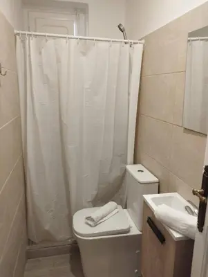 Un baño de Amplio piso en casa histórica en primera planta
