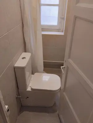Un baño de Amplio y céntrico piso a pie de calle
