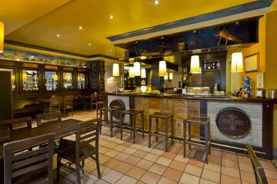 El salón o zona de bar de Albergue Jakue