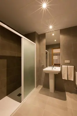 Un baño de IRAIPE Pamplona Hostal Auto Check-in