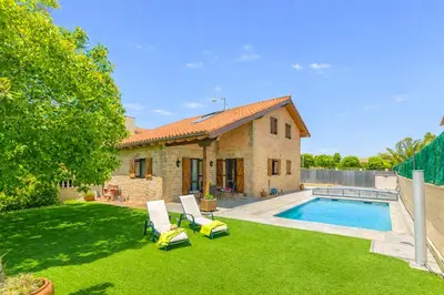 Piscina en o cerca de Gran casa de campo con piscina a 15 km de Pamplona