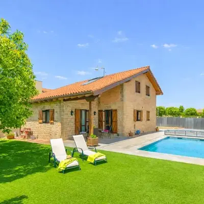Gran casa de campo con piscina a 15 km de Pamplona