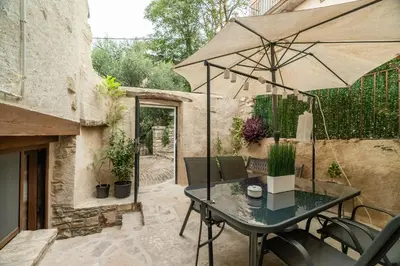 Un patio o zona al aire libre en La Caseta de Freixenet Encanto rural y natural