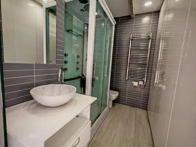 Un baño de Moderno, luminoso y funcional con balcón - Cuc 3