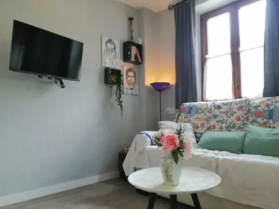 Una televisión o centro de entretenimiento en Estudio rústico y funcional perfecto para parejas - Cuc 4