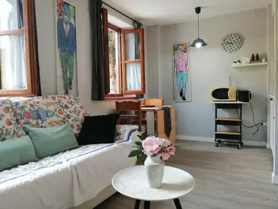 Zona de estar de Estudio rústico y funcional perfecto para parejas - Cuc 4