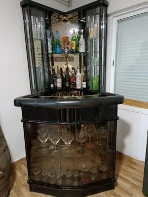 El salón o zona de bar de El Refugio de Alcubierre