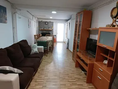 Una televisión o centro de entretenimiento en El Refugio de Alcubierre