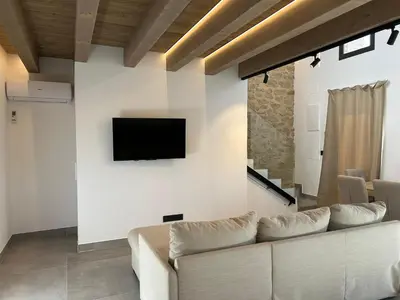 Una televisión o centro de entretenimiento en Cabana Blanca Turisme Rural